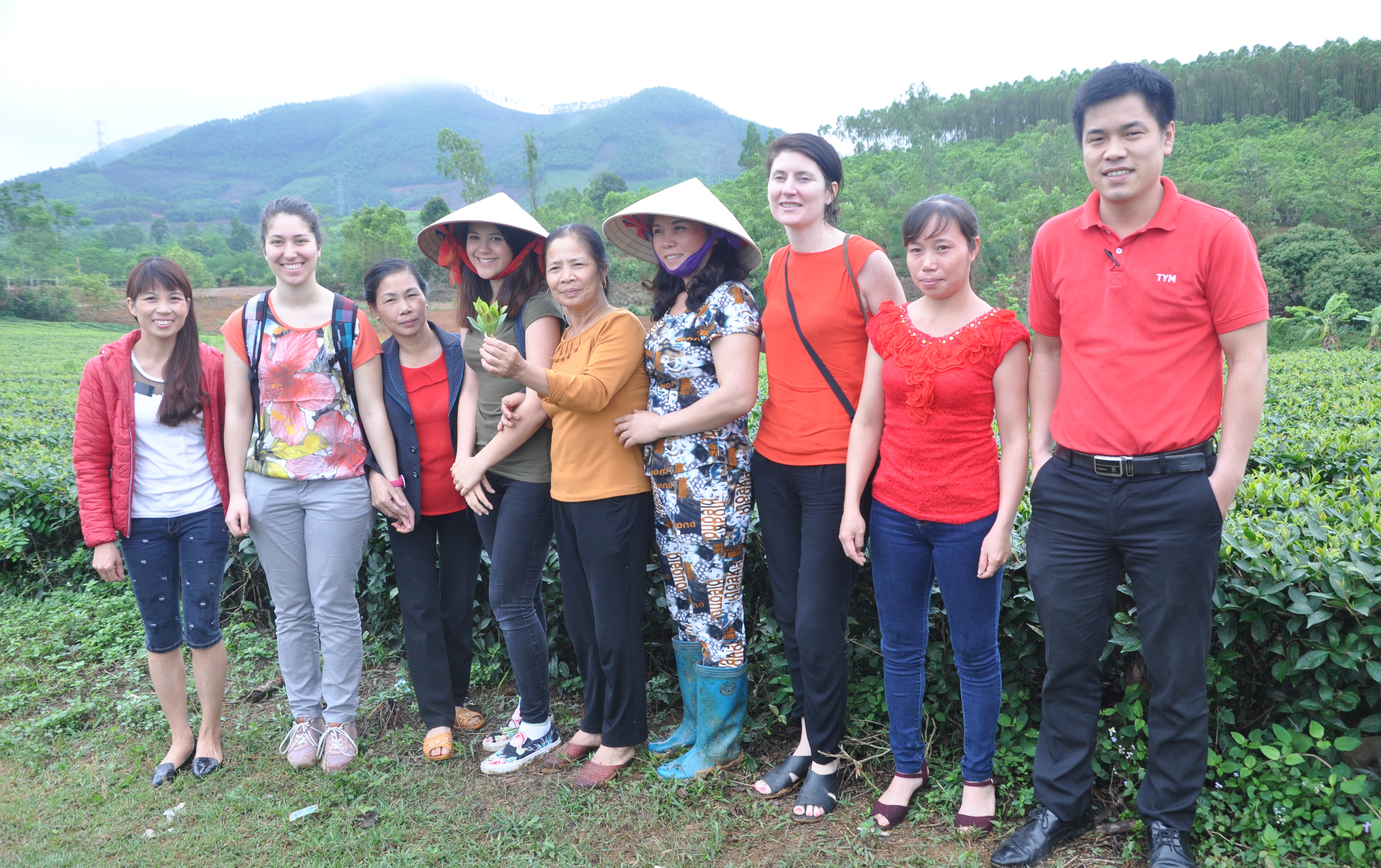 Đoàn tình nguyện viên của Cộng hòa Liên bang Đức và Australia  tham quan “Nhóm phụ nữ liên kết sản xuất chè sạch” tại Thanh Sơn